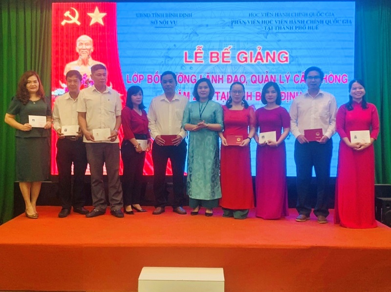 Đồng chí Bùi Hoàng Linh – Phó Giám đốc Sở Nội vụ tỉnh Bình Định trao chứng chỉ  cho các học viên hoàn thành khóa học