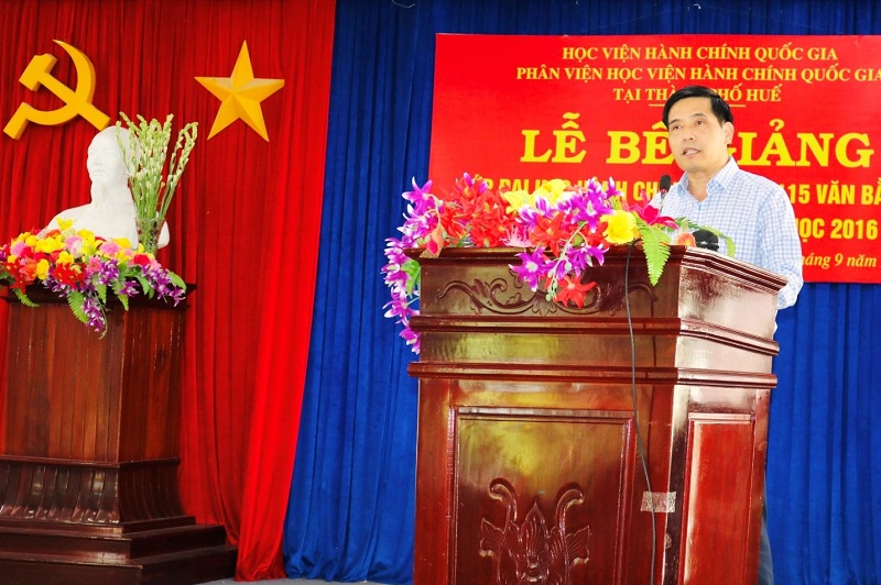 PGS. TS. Nguyễn Hoàng Hiển – Giám đốc Phân viện tại TP. Huế phát biểu Bế giảng lớp học