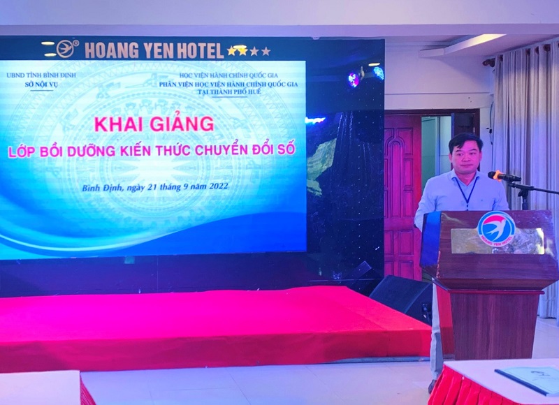 Ông Trịnh Xuân Long – Phó Giám đốc Sở Nội vụ tỉnh Bình Định phát biểu tại Lễ Khai giảng khóa học