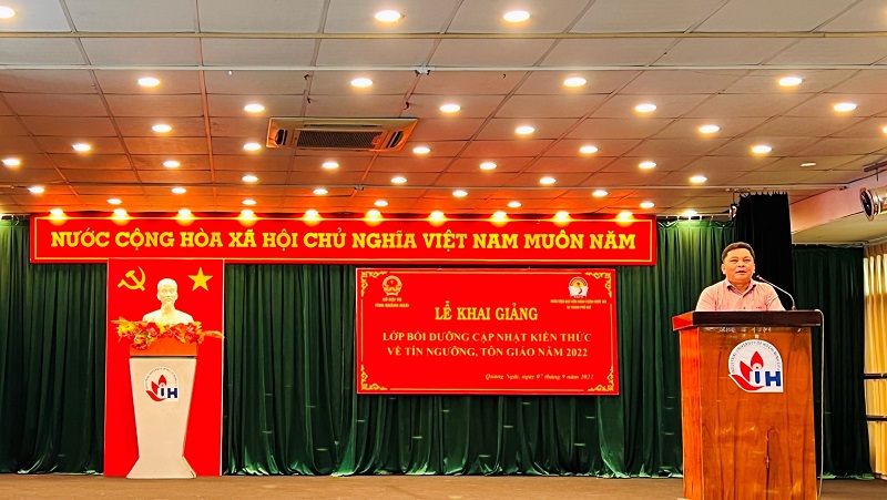 Đồng chí Võ Xuân Hòa – Phó Giám đốc Sở Nội vụ tỉnh Quảng Ngãi  phát biểu tại Lễ Khai giảng khóa học 