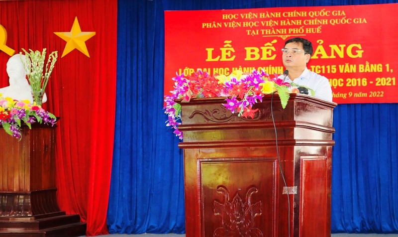 Ông Đinh Ngọc Vỹ - Tỉnh ủy viên, Bí thư Huyện ủy, Chủ tịch HĐND huyện Ba Tơ  phát biểu tại Lễ Bế giảng