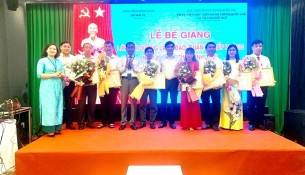 PGS.TS. Nguyễn Hoàng Hiển cùng đồng chí Lê Minh Tuấn, đồng chí Bùi Hoàng Linh trao giấy khen và hoa cho các học viên đạt thành tích cao trong học tập