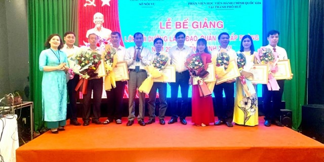 PGS.TS. Nguyễn Hoàng Hiển cùng đồng chí Lê Minh Tuấn, đồng chí Bùi Hoàng Linh trao giấy khen và hoa cho các học viên đạt thành tích cao trong học tập