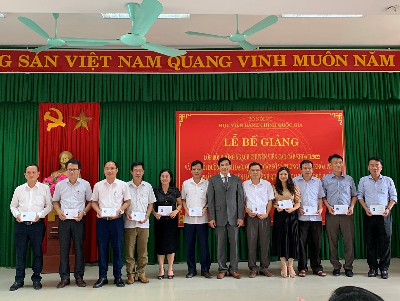 PGS.TS. Nguyễn Hoàng Hiển – Giám đốc Phân viện Học viện tại TP.Huế trao chứng chỉ cho các học viên hoàn thành khóa học