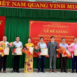 PGS.TS. Nguyễn Hoàng Hiển – Giám đốc Phân viện Học viện tại TP.Huế trao giấy khen và hoa cho các học viên đạt thành tích cao trong học tập