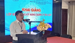Đồng chí Trịnh Xuân Long –  Phó Giám đốc Sở Nội vụ tỉnh Bình Định phát biểu tại Lễ Khai giảng khóa học