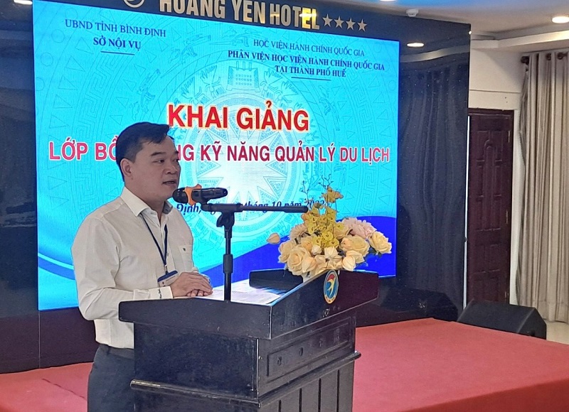 Đồng chí Trịnh Xuân Long –  Phó Giám đốc Sở Nội vụ tỉnh Bình Định phát biểu tại Lễ Khai giảng khóa học 