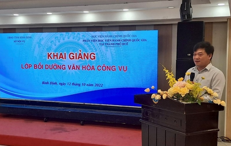 Đồng chí Trịnh Xuân Long –  Phó Giám đốc Sở Nội vụ tỉnh Bình Định phát biểu tại Lễ Khai giảng khóa học