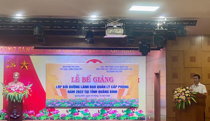 Đ/c Nguyễn Đức Cường – Giám đốc Bệnh viện Hữu nghị Việt Nam – Cu Ba Đồng Hới phát biểu tại Lễ Bế giảng
