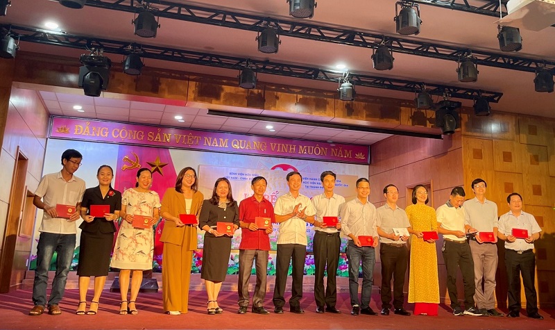Đồng chí Nguyễn Đức Cường – Giám đốc Bệnh viện Hữu nghị Việt Nam – Cu Ba Đồng Hới trao chứng chỉ cho các học viên hoàn thành khóa học