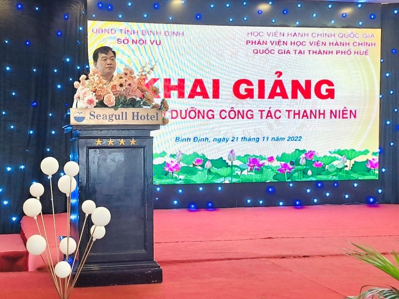 Đ/c Trịnh Xuân Long – Phó Giám đốc Sở Nội vụ tỉnh Bình Định phát biểu tại Lễ Khai giảng