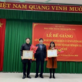 PGS.TS. Nguyễn Hoàng Hiển – Giám đốc Phân viện Học viện tại TP.Huế trao giấy khen và hoa cho các học viên đạt thành tích cao trong học tập