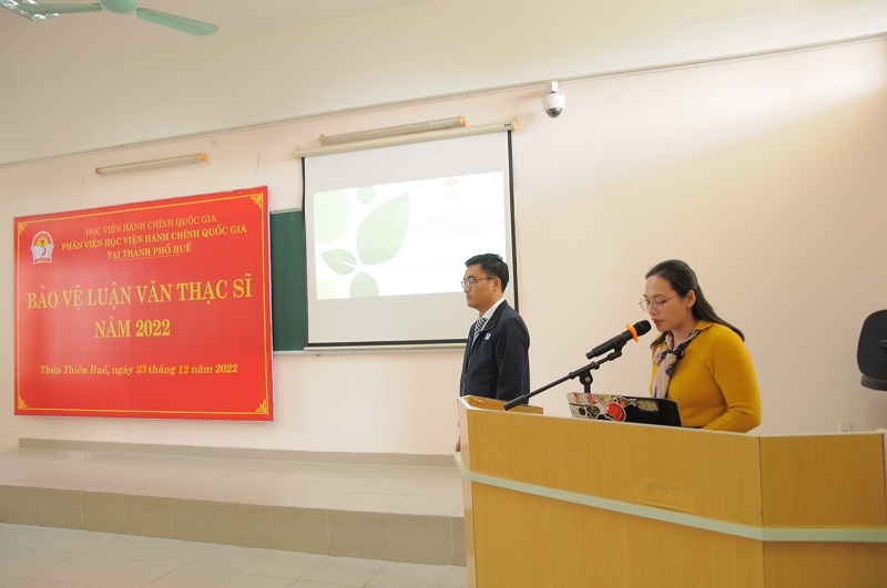 ThS.Trần Thị Thúy Loan – Đại diện Cơ sở đào tạo công bố Quyết định thành lập Hội đồng đánh giá luận văn của các học viên