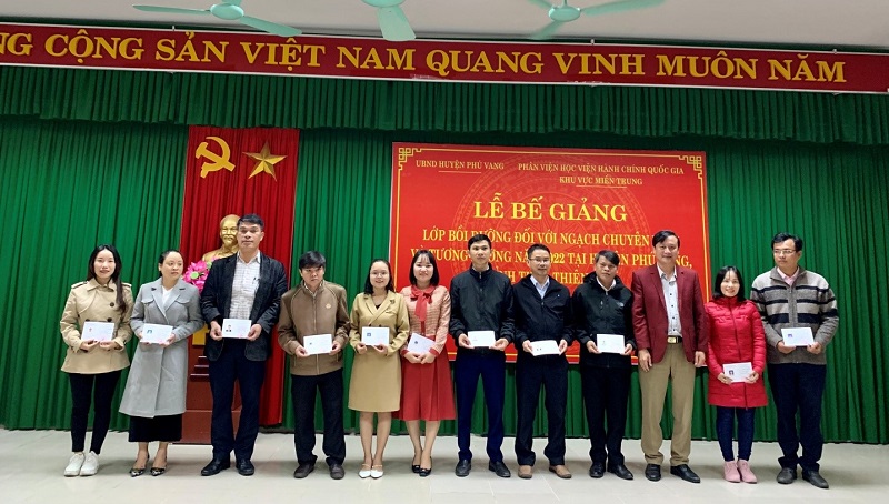 Đồng chí Lê Đức Lộc – Phó Chủ tịch UBND huyện Phú Vang trao chứng chỉ cho các học viên hoàn thành khóa học