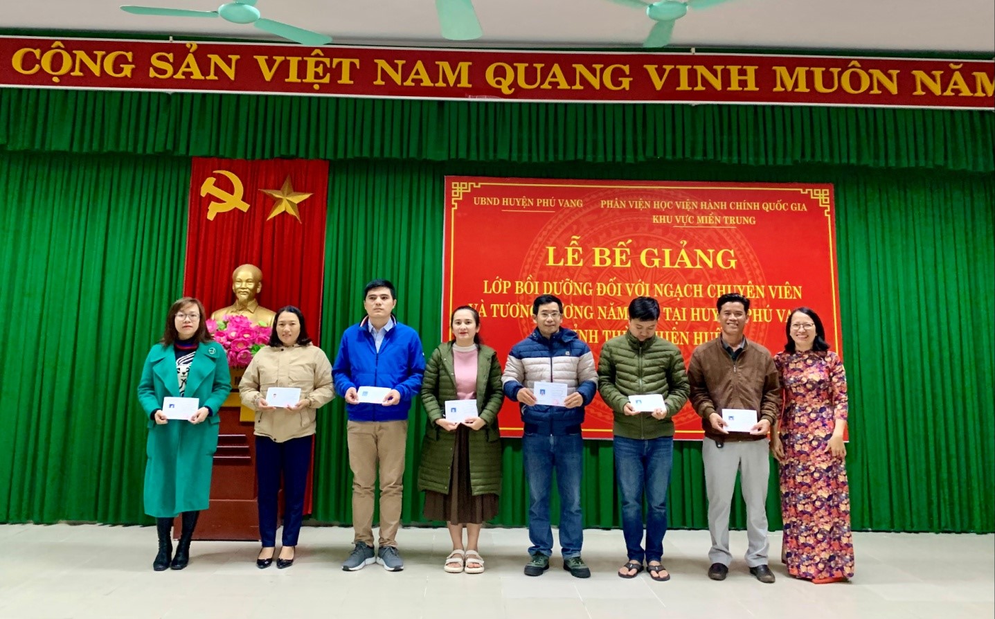 Đồng chí Nguyễn Thị Thu Sương - Phó Trưởng phòng Nội vụ huyện Phú Vang trao chứng chỉ cho các học viên hoàn thành khóa học 