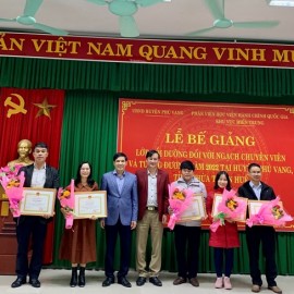 PGS.TS. Nguyễn Hoàng Hiển và Đồng chí Lê Đức Lộc trao giấy khen và hoa cho các học viên đạt thành tích cao trong học tập