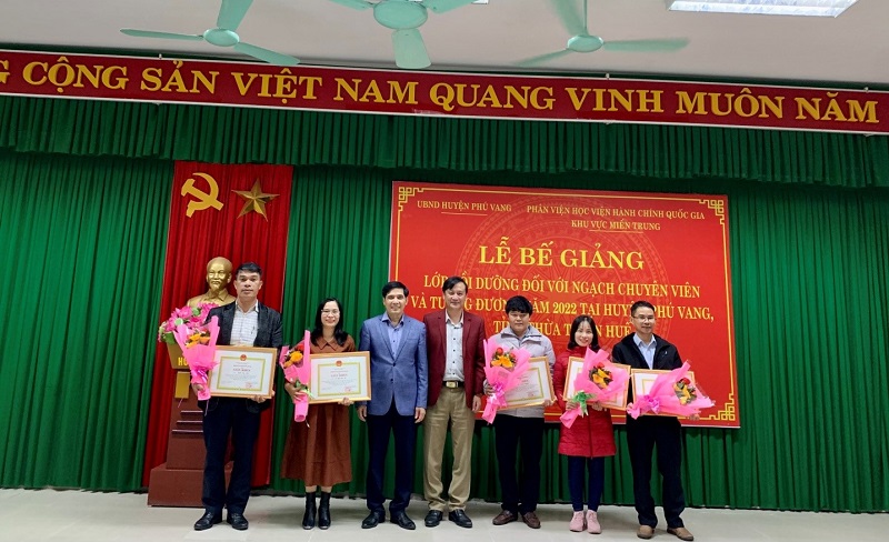 PGS.TS. Nguyễn Hoàng Hiển và Đồng chí Lê Đức Lộc trao giấy khen và hoa cho các học viên đạt thành tích cao trong học tập