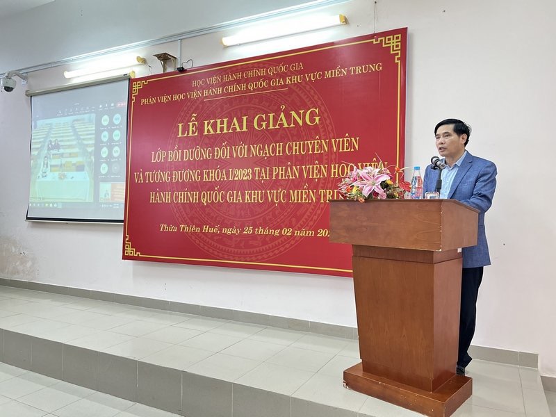 PGS.TS. Nguyễn Hoàng Hiển - Giám đốc Phân viện Học viện khu vực Miền Trung phát biểu khai giảng khóa học