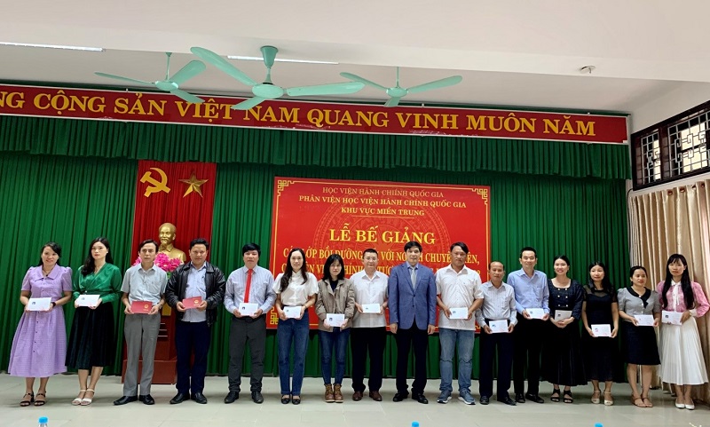 PGS.TS. Nguyễn Hoàng Hiển – Giám đốc Phân viện Học viện khu vực Miền Trung trao chứng chỉ cho các học viên hoàn thành khóa học