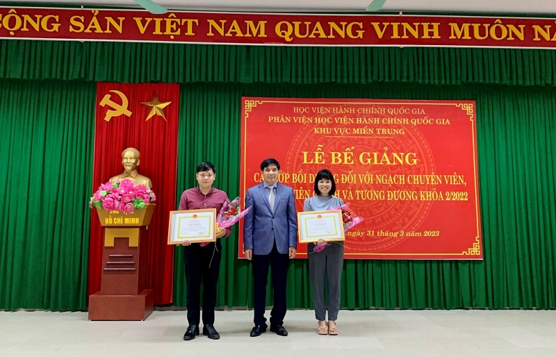 PGS.TS. Nguyễn Hoàng Hiển – Giám đốc Phân viện Học viện khu vực Miền Trung trao giấy khen và hoa cho các học viên đạt thành tích cao trong học tập