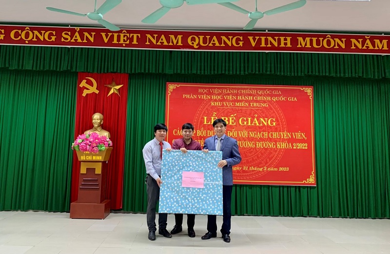 Hai lớp Bồi dưỡng tặng quà kỷ niệm cho Phân viện Học viện khu vực Miền Trung