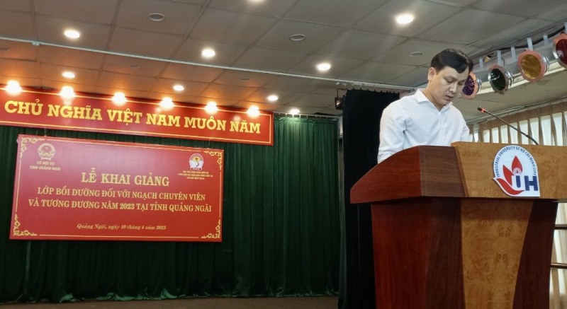 Đ/c Nguyễn Hồng Hậu – Trưởng phòng Công chức, viên chức Sở Nội vụ tỉnh Quảng Ngãi phát biểu tại buổi Lễ 