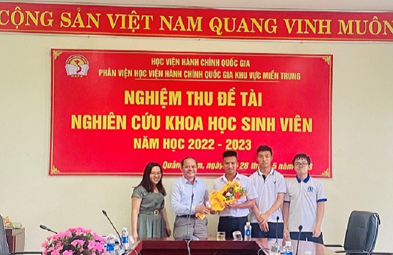 TS. Trần Đình Chín – Phó Giám đốc Phân viện tặng hoa chúc mừng sinh viên