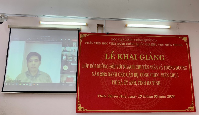 PGS.TS. Nguyễn Hoàng Hiển - Giám đốc Phân viện Học viện khu vực Miền Trung phát biểu khai giảng lớp học