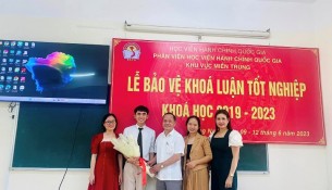 TS. Trần Đình Chín – Phó Giám đốc Phân viện Miền Trung tặng hoa chúc mừng sinh viên