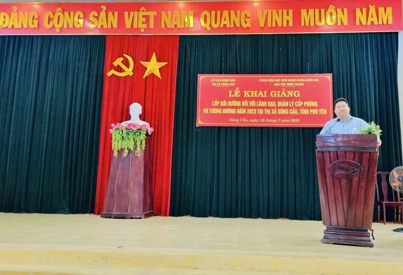 Đ/c Phan Trần Vạn Huy – Phó Bí thư thị ủy, Chủ tịch UBND thị xã Sông Cầu phát biểu tại Lễ Khai giảng