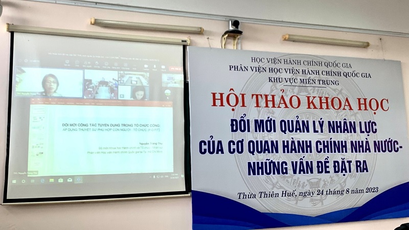 ThS. Nguyễn Thu Trang – Phân viện Học viện Hành chính Quốc gia tại thành phố Hồ Chí Minh trình bày tham luận tại điểm cầu trực tuyến