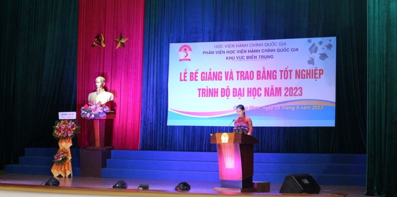ThS. Nguyễn Thụy Ánh Ly, Phó Trưởng phòng, Phòng Quản lý đào tạo Phân viện Học viện HCQG KVMT công bố các Quyết định công nhận tốt nghiệp và khen thưởng