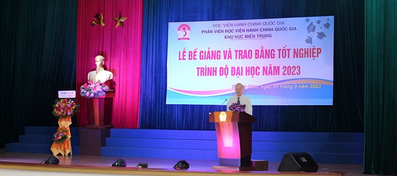 TS. Trần Đình Chín, Phó Giám đốc Phân viện Học viện HCQG KVMT báo cáo tổng kết quá trình đào tạo, học tập của sinh viên các chuyên ngành