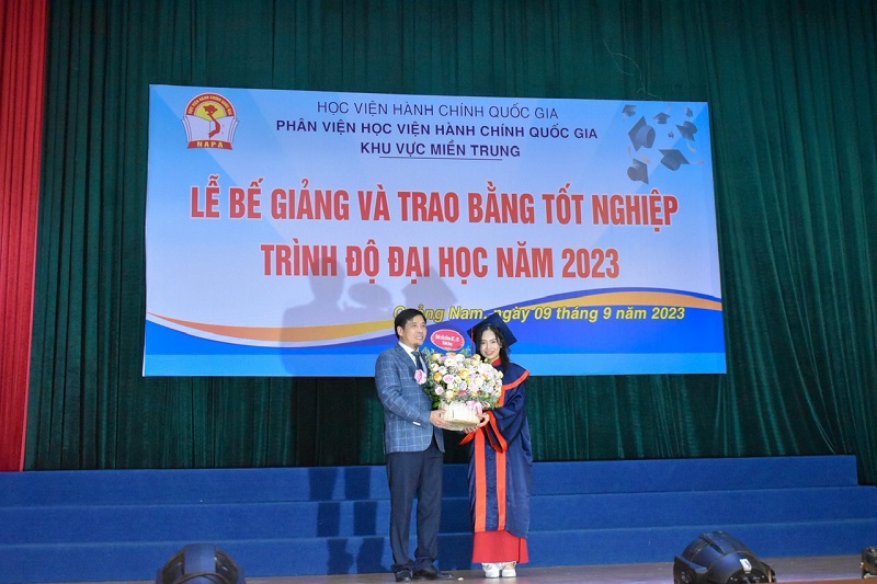 Sinh viên Trần Kim Nguyệt đại diện các bạn sinh viên tốt nghiệp tặng hoa tri ân Lãnh đạo Học viện HCQG, Phân viện Học viện HCQG KVMT và các thầy cô giáo.