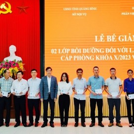 PGS.TS. Nguyễn Hoàng Hiển, Giám đốc Phân viện Học viện Hành chính Quốc gia khu vực Miền Trung trao chứng chỉ cho các học viên hoàn thành khóa học