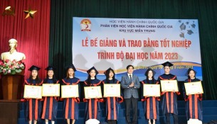 PGS.TS. Nguyễn Hoàng Hiển, Giám đốc Phân viện Học viện HCQG KVMT trao giấy khen cho sinh viên giỏi các ngành và chuyên ngành tốt nghiệp năm 2023