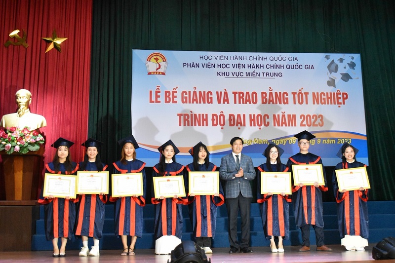 PGS.TS. Nguyễn Hoàng Hiển, Giám đốc Phân viện Học viện HCQG KVMT trao giấy khen cho sinh viên giỏi các ngành và chuyên ngành tốt nghiệp năm 2023