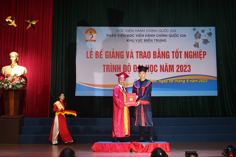 TS. Trần Đình Chín, Phó Giám đốc Phân viên Học viện HCQG KVMT trao bằng tốt nghiệp cho Tân cử nhân