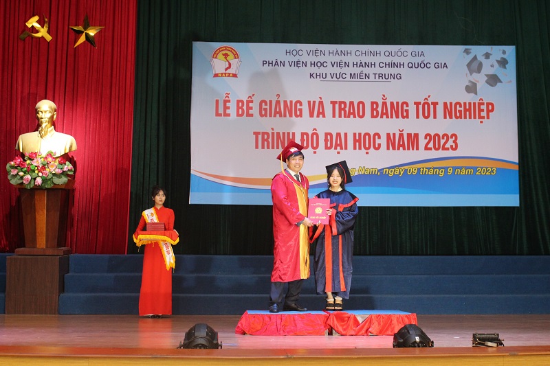 PGS.TS. Nguyễn Hoàng Hiển, Giám đốc Phân viện Học viện HCQG KVMT trao bằng tốt nghiệp cho Tân cử nhân