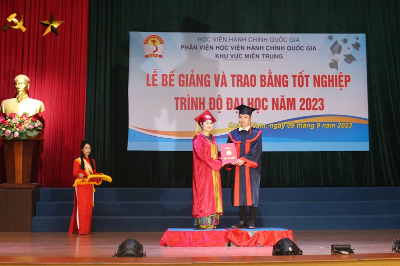 TS. Lê Thanh Huyền, Trưởng ban, Ban Quản lý đào tạo trao bằng tốt nghiệp cho Tân cử nhân.