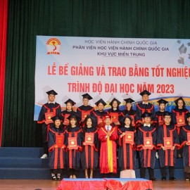 PGS.TS. Lương Thanh Cường – Phó Bí thư Đảng ủy, Phó Giám đốc Học viện trao bằng tốt nghiệp cho Tân cử nhân