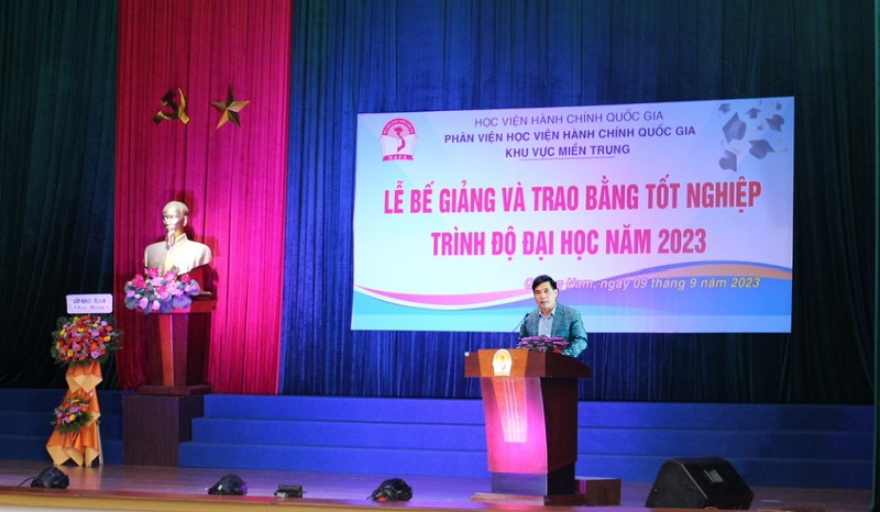 PGS.TS. Nguyễn Hoàng Hiển, Giám đốc Phân viện Học viện HCQG KVMT thay mặt Lãnh đạo Học viện HCQG phát biểu chúc mừng các Tân cử nhân
