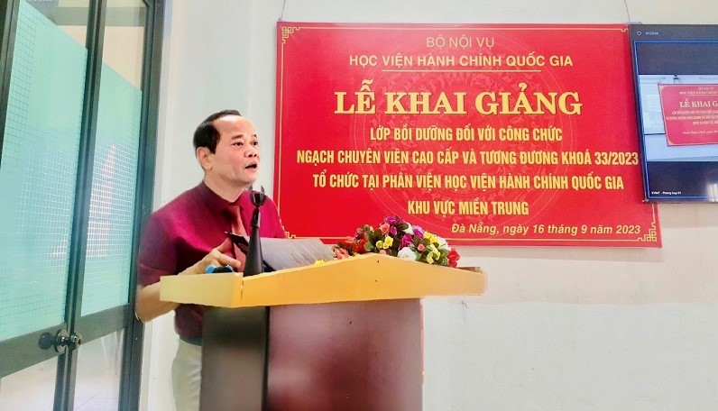 TS. Trần Đình Chín, Phó Giám đốc Phân viện Học viện KVMT phát biểu tại Lễ Khai giảng