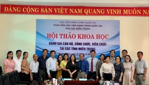 Các đại biểu, giảng viên, nhà khoa học, nhà quản lý tham dự Hội thảo tại Phân viện Học viện Hành chính Quốc gia khu vực Miền Trung (điểm cầu Phân viện tại Quảng Nam)