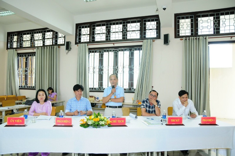 TS. Trần Đình Chín, Phó Giám đốc Phân viện Học viện Hành chính Quốc gia khu vực Miền Trung nhận xét luận văn của học viên