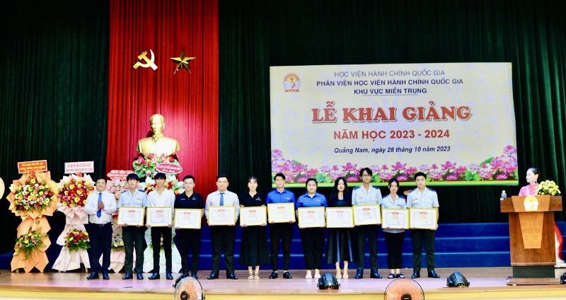 Đồng chí Huỳnh Trọng Dũng, Bí thư Chi đoàn Phân viện Học viện Hành chính Quốc gia  khu vực Miền Trung trao bằng khen cho các sinh viên đạt thành tích suất sắc trong hoạt động đoàn