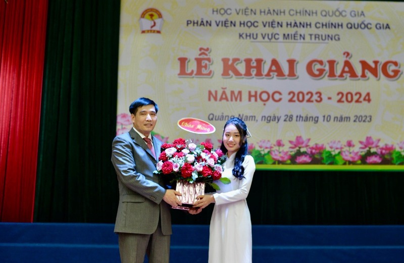 PGS.TS. Nguyễn Hoàng Hiển, Giám đốc Phân viện Học viện Hành chính Quốc gia  khu vực Miền Trung nhận hoa chúc mừng từ các tân sinh viên 