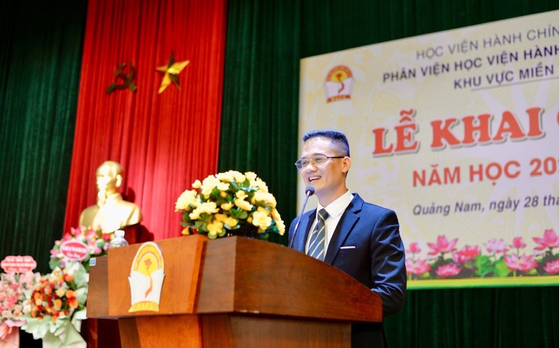 ThS. Nguyễn Thanh Tuấn, đại diện cho đội ngũ giảng viên của Phân viện Học viện  Hành chính Quốc gia khu vực Miền Trung phát biểu tại Lễ Khai giảng