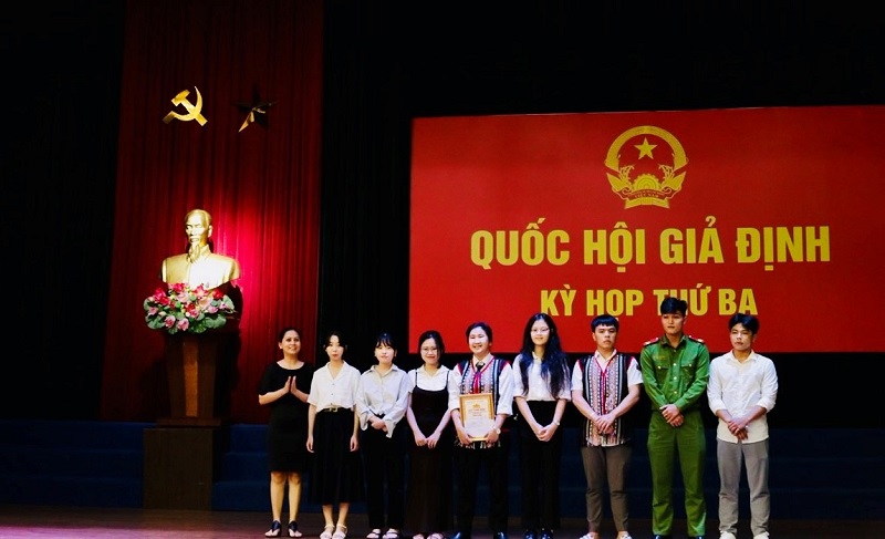 ThS. Nguyễn Thị Ánh Ly, Phó Trưởng phòng, phòng Quản lý đào tạo, công tác sinh viên trao giải cho Đoàn đại biểu Quốc hội giả định