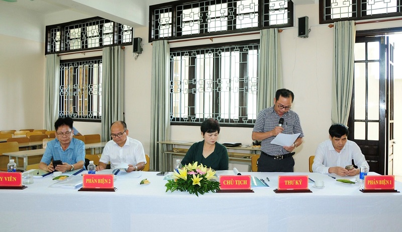 TS. Trần Hải Định, Phân viện Học viện Hành chính Quốc gia khu vực Miền Trung nhận xét luận văn của học viên
